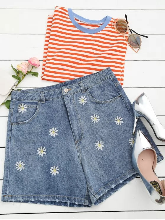 Trendy Ripped Daisy Embroidered Denim Shorts